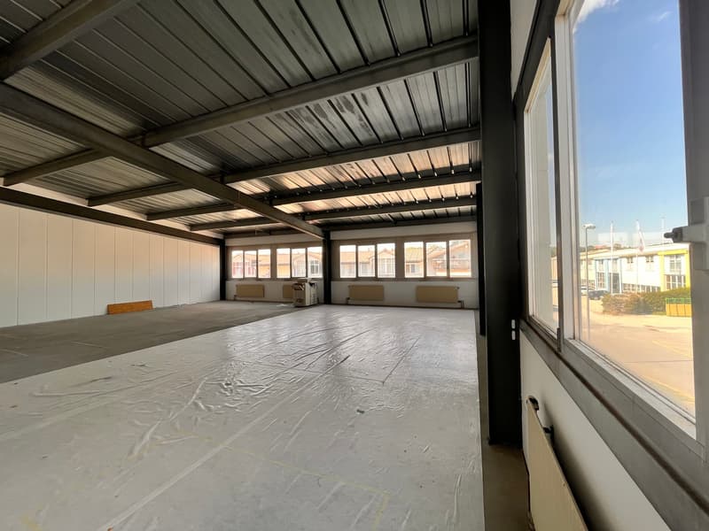Uffici luminosi di 136m2 in affitto al 1° piano (4)