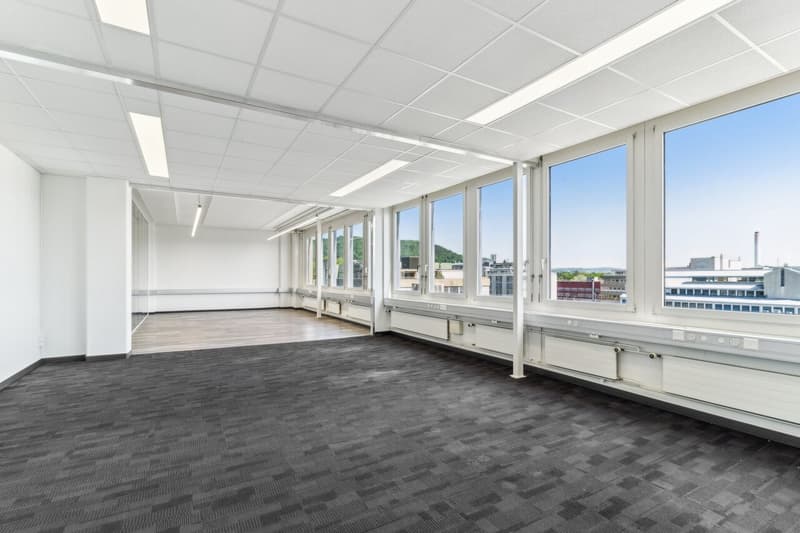 Your new business spot on the 5th floor - renovated & flooded with light! (5)