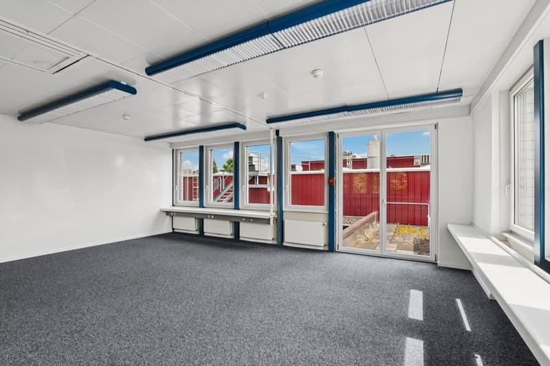Modern, stylish, and ready for your visions - your new office space! (3)