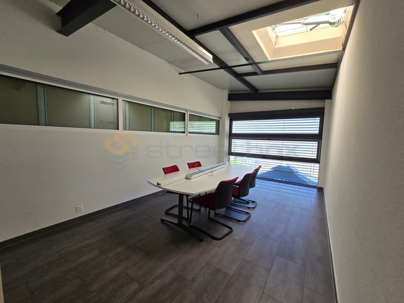 Streetbox triple of 180m2 very well located - 1st rent offered (10)