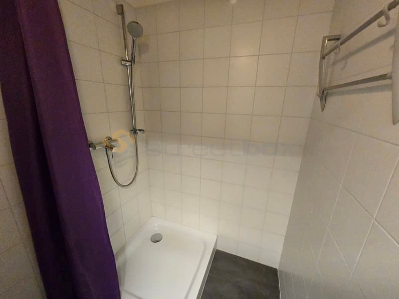 Streetbox triple of 180m2 very well located - 1st rent offered (7)
