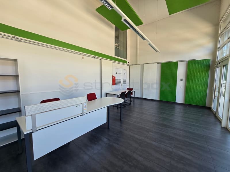 Streetbox triple of 180m2 very well located - 1st rent offered (2)