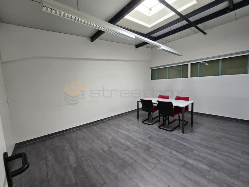Streetbox triple of 180m2 very well located - 1st rent offered (9)