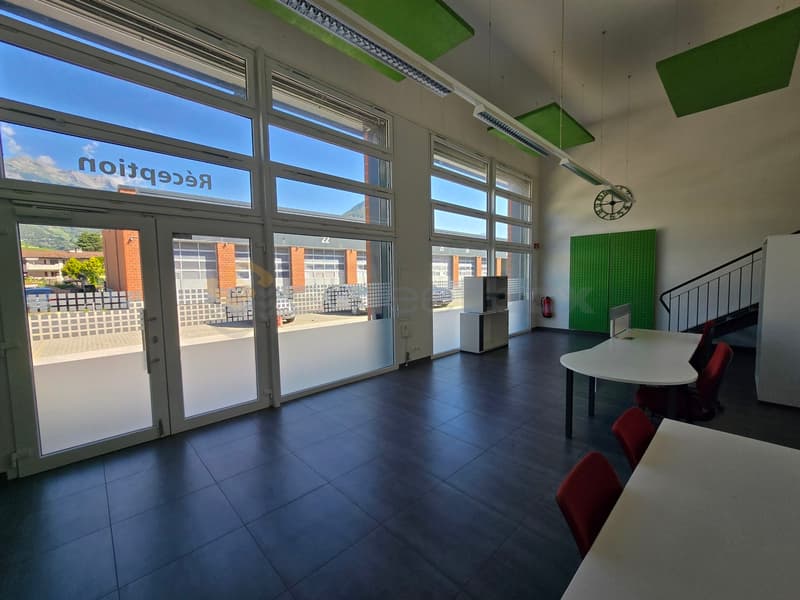 Streetbox triple of 180m2 very well located - 1st rent offered (3)