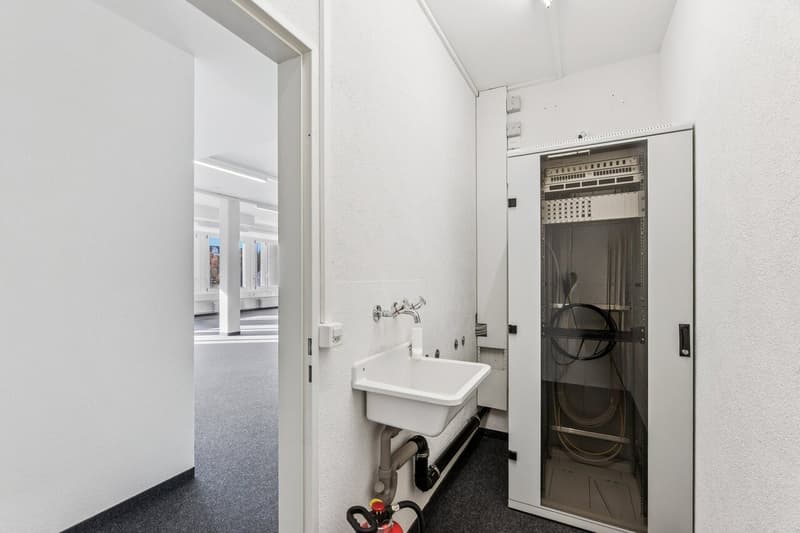 Your new office space in Kloten - central, practical, and versatile (11)