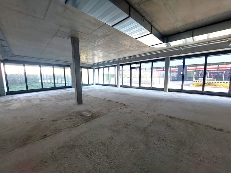Spazio commerciale al piano terra di ca. 210 m2 - Vicino ai servizi (3)