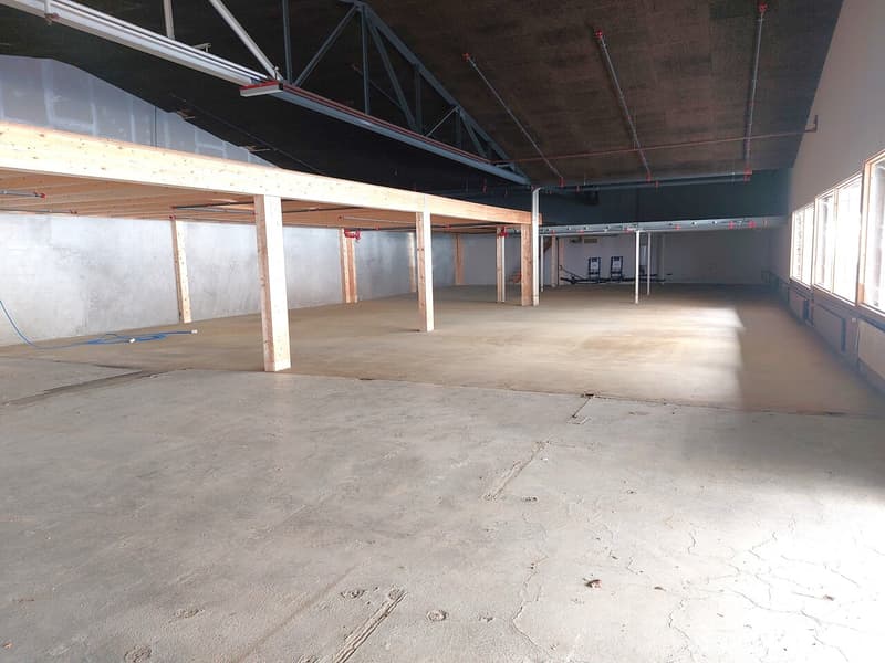 Commercial surface 799 m2 - Several parking spaces - Height 4.5 (3)