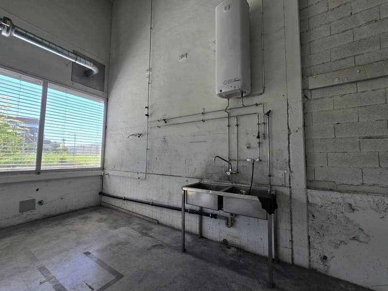 Capannone industriale/logistico di 1066m2² in affitto - Piano terra - accesso diretto - Boudry (4)