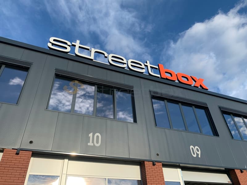 Streetbox of 115 m2 very well located! Box n40 (2)