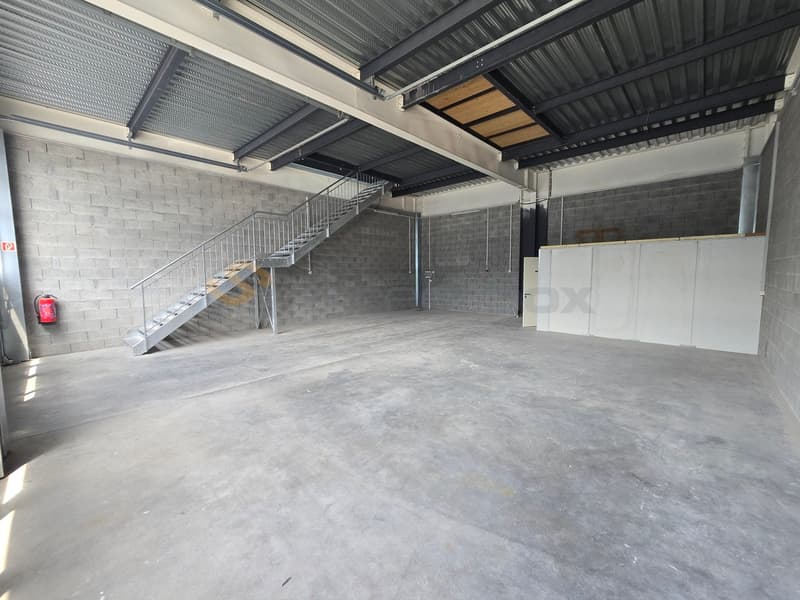 Rare opportunity! Double box for rent! (2)
