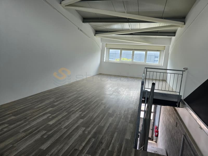 Rare opportunity! Double box for rent! (4)