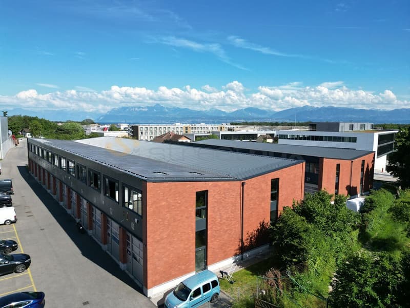 Streetbox of 86 m2 very well located! Box n31 (1)