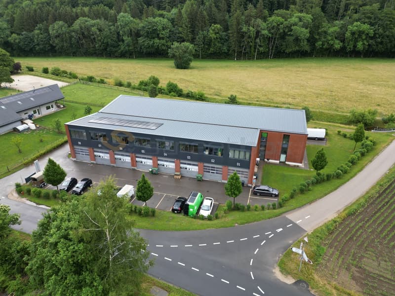 Streetbox of 115 m2 very well located! Box n16 (1)