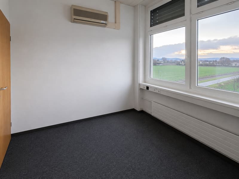 Uncomplicated office space on the 4th floor (2)