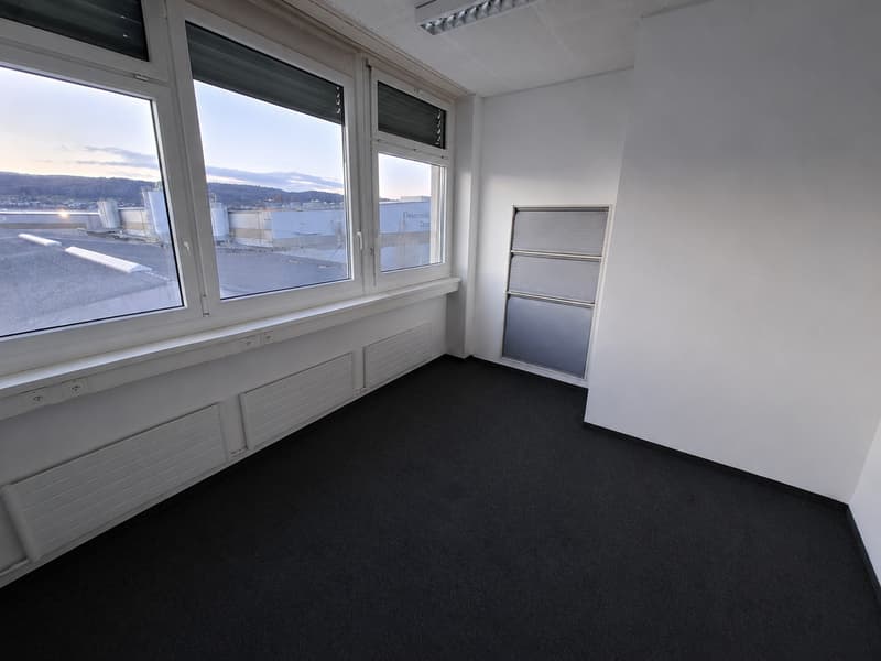 Uncomplicated office space on the 4th floor (1)