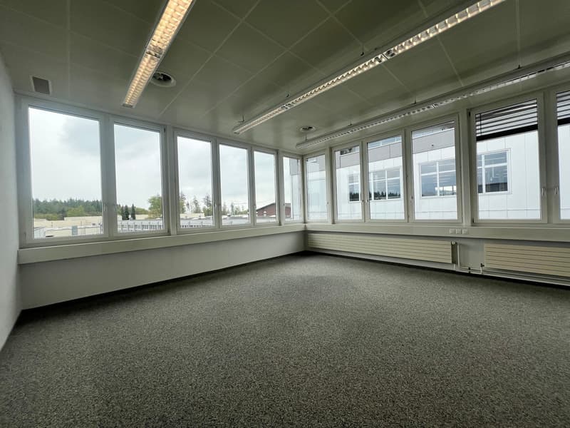 Unkompliziertes Büro direkt in der Industriezone (1)
