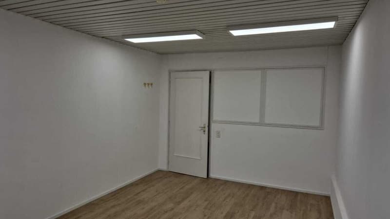Surface de bureau de 19 m2 - très bien desservi (4)