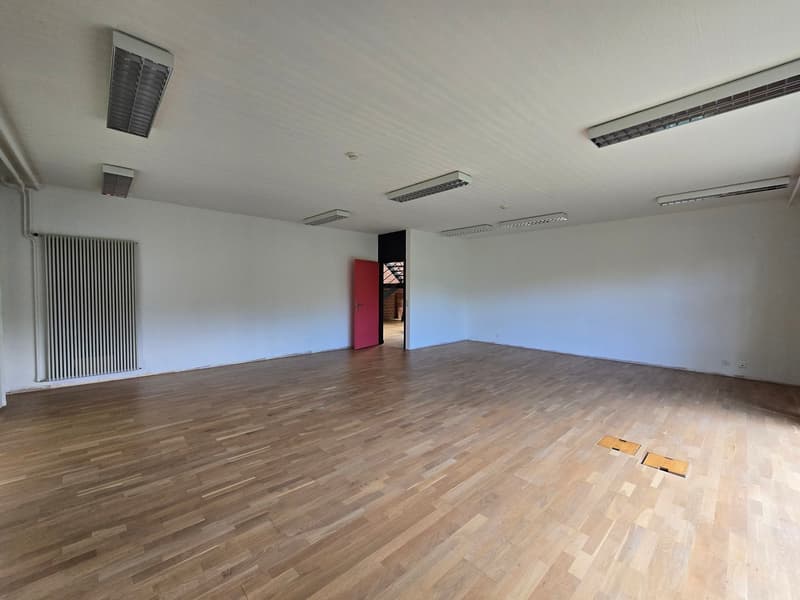 Bureaux de 69m2 - Proche commodités, transports et autoroute (2)