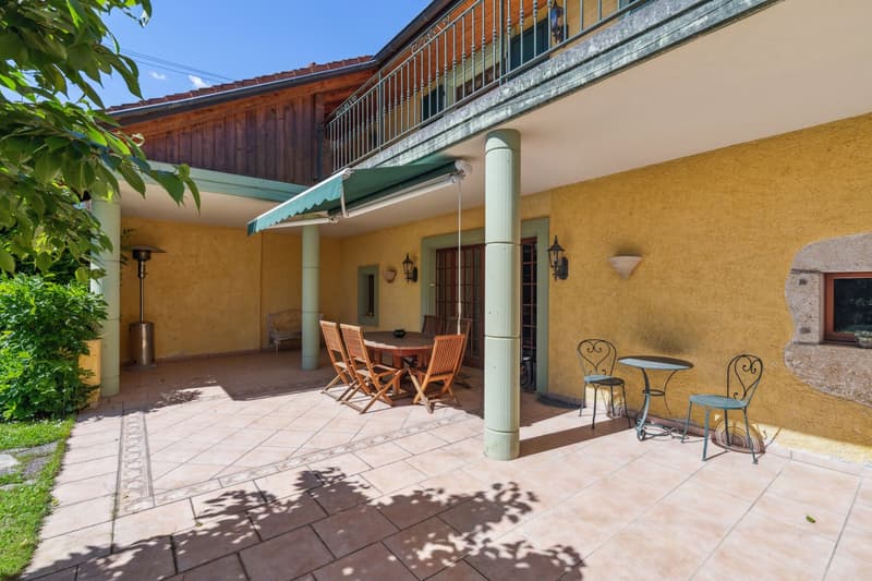 Property with authentic charm, careful finishes and large garden (2)