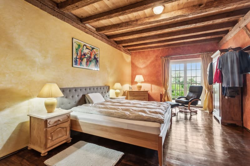 Property with authentic charm, careful finishes and large garden (10)