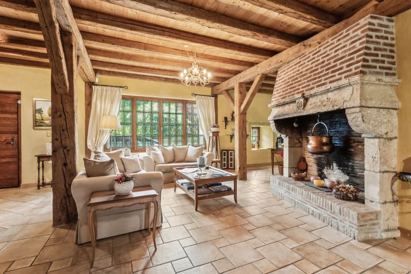 Property with authentic charm, careful finishes and large garden (3)