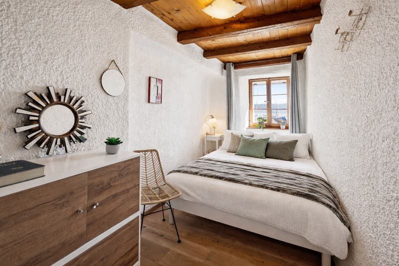 Village house with character located facing Lake Neuchâtel! (6)
