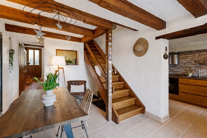 Village house with character located facing Lake Neuchâtel! (3)