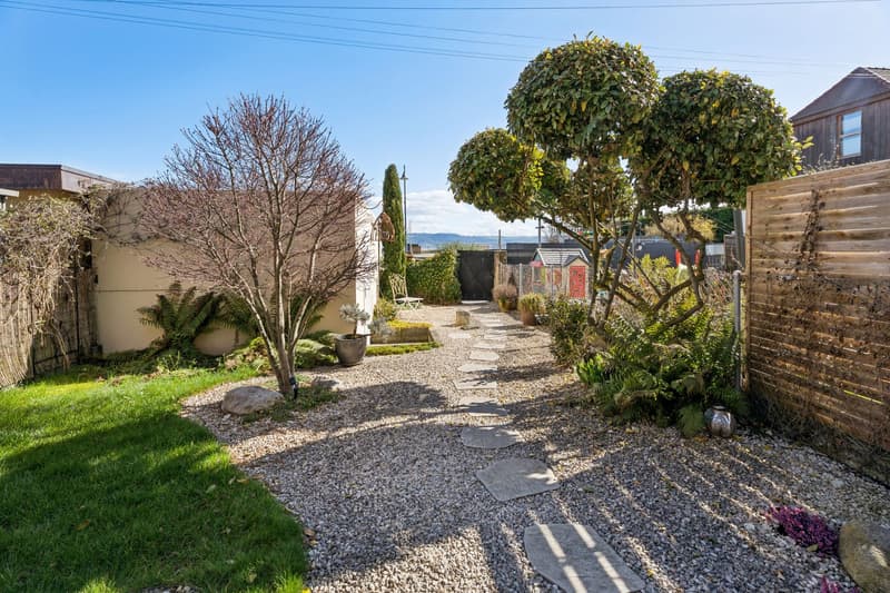 Village house with character located facing Lake Neuchâtel! (12)