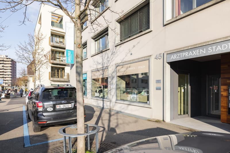 Ladengeschäft links vom Gebäudezugang