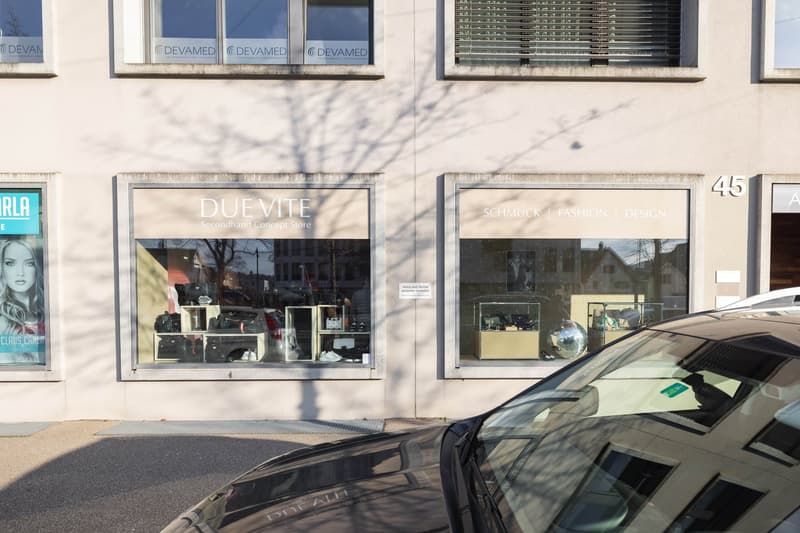 Zwei grosse Schaufenster für hohe Visibilität