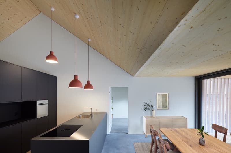 Spannende Raumhöhen in der gesamten Wohnung; Küche/Essen zu Zimmer mit Bad