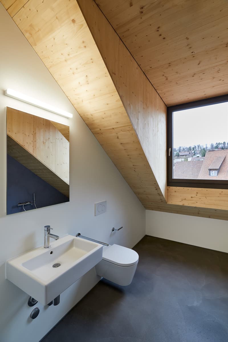 Badezimmer mit Einbauspiegelschrank