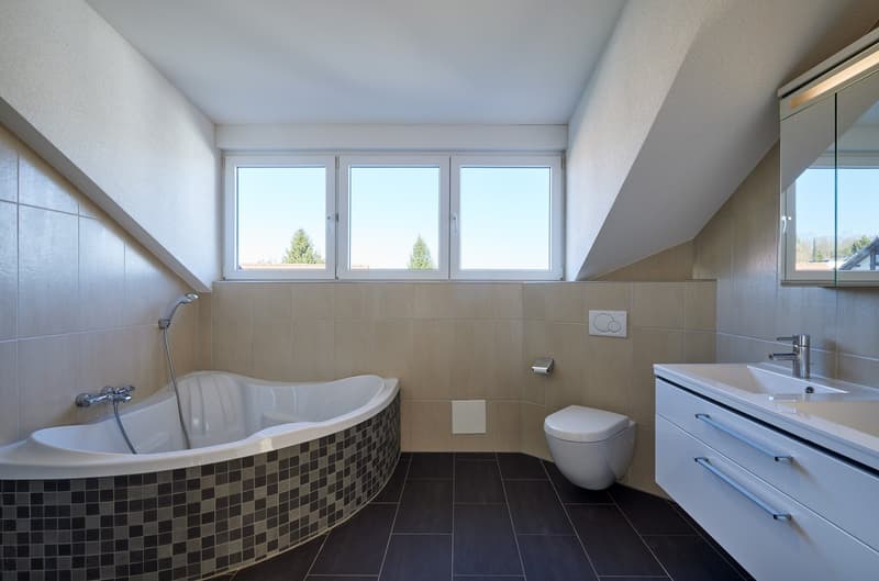 Badezimmer mit Wanne und Dusche