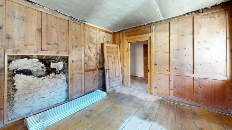 Historisches Mehrfamilienhaus mit grossem Stall in Tinizong (7)