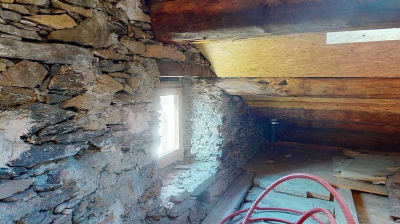 Historisches Mehrfamilienhaus mit grossem Stall in Tinizong (3)