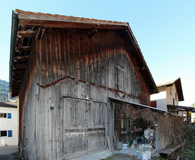 Historisches Mehrfamilienhaus mit grossem Stall in Tinizong (12)