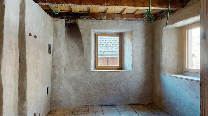 Historisches Mehrfamilienhaus mit grossem Stall in Tinizong (6)