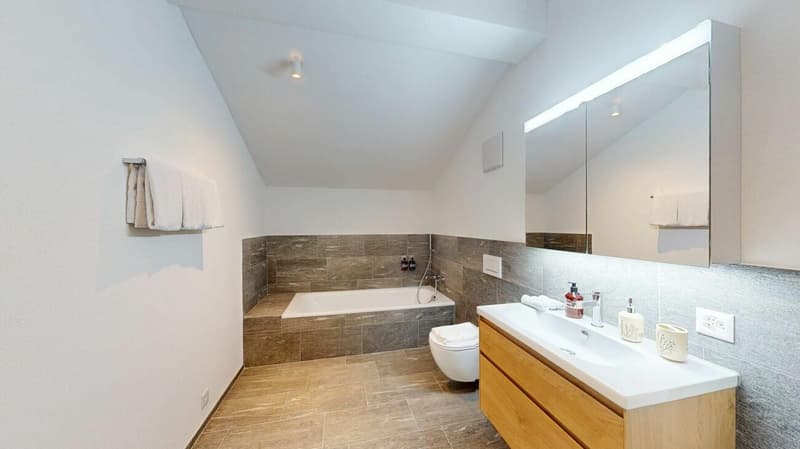 4.5 room attic apartment with management in Tgesa Romana (10)