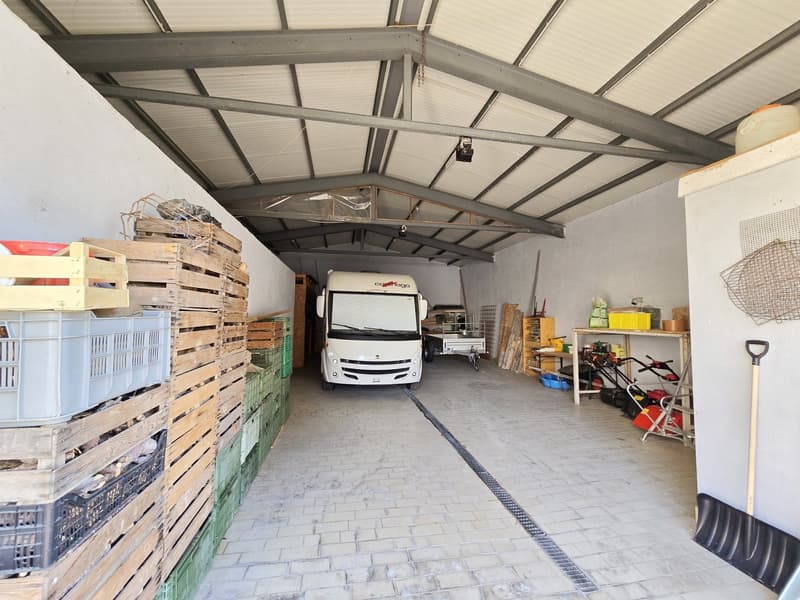 Double garage and large convertible hangar (7)