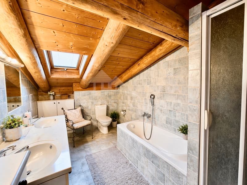 Exceptional Wooden Log House (9)