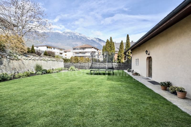 VILLA DI 6,5 LOCALI, VOLUMI GENEROSI E GRANDE POTENZIALE DI ESTENSIONE (1)