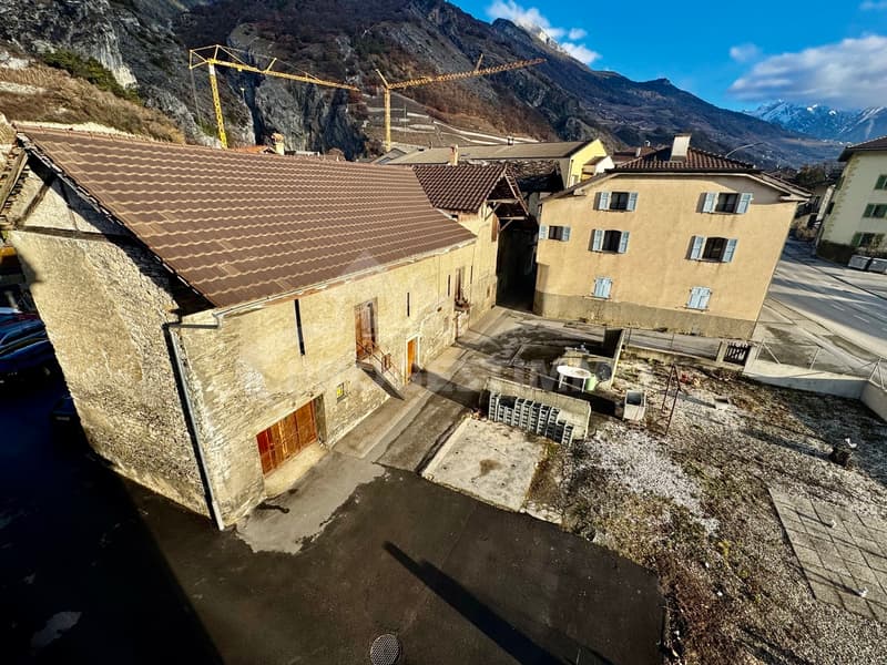 IMMEUBLE A FORT POTENTIEL - DEUX LOGEMENTS ET GRANGES TRANSFORMABLES (1)