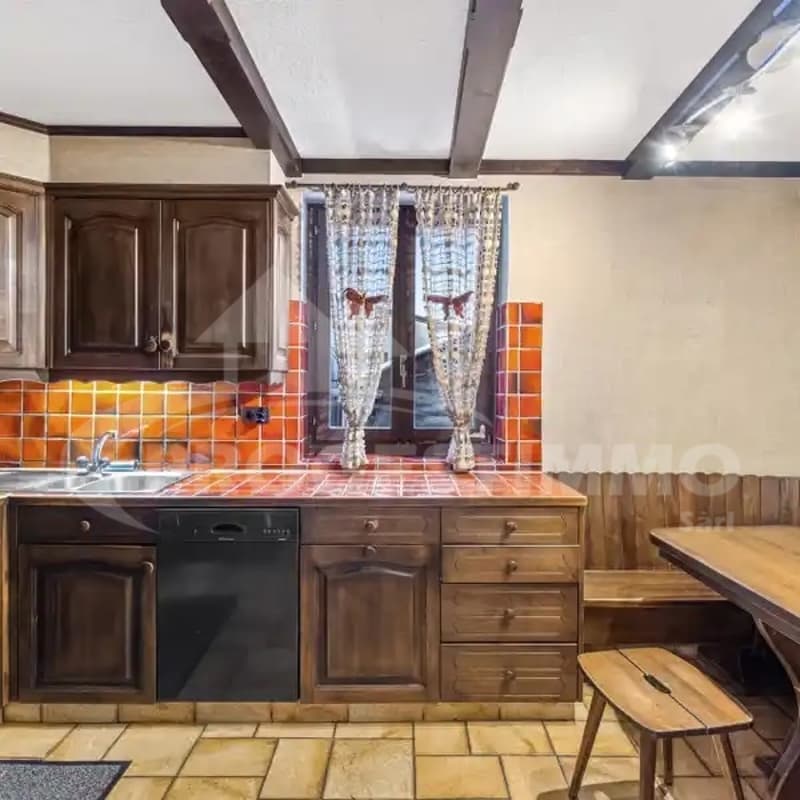 TO BE COMPLETELY RENOVATED IN THE HEART OF THE VILLAGE (6)
