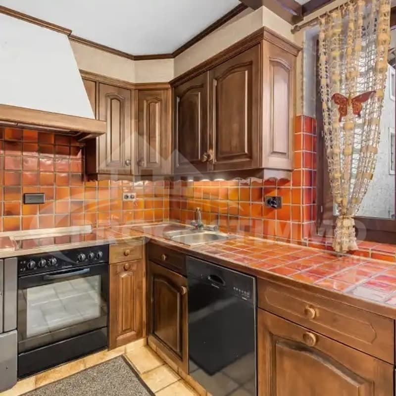 TO BE COMPLETELY RENOVATED IN THE HEART OF THE VILLAGE (5)
