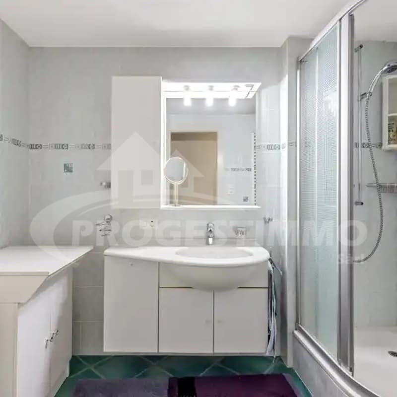 TO BE COMPLETELY RENOVATED IN THE HEART OF THE VILLAGE (2)