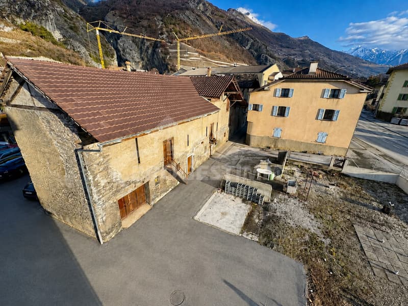 IMMEUBLE A FORT POTENTIEL - DEUX LOGEMENTS ET GRANGES TRANSFORMABLES (1)