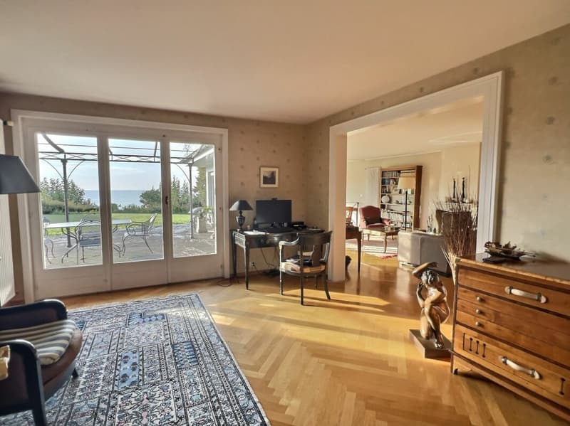 Elegante Villa in einem exklusiven Viertel, direkt am See (15)