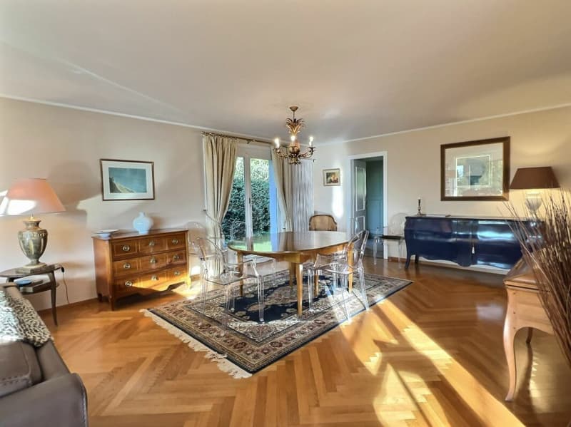 Elegante Villa in einem exklusiven Viertel, direkt am See (9)