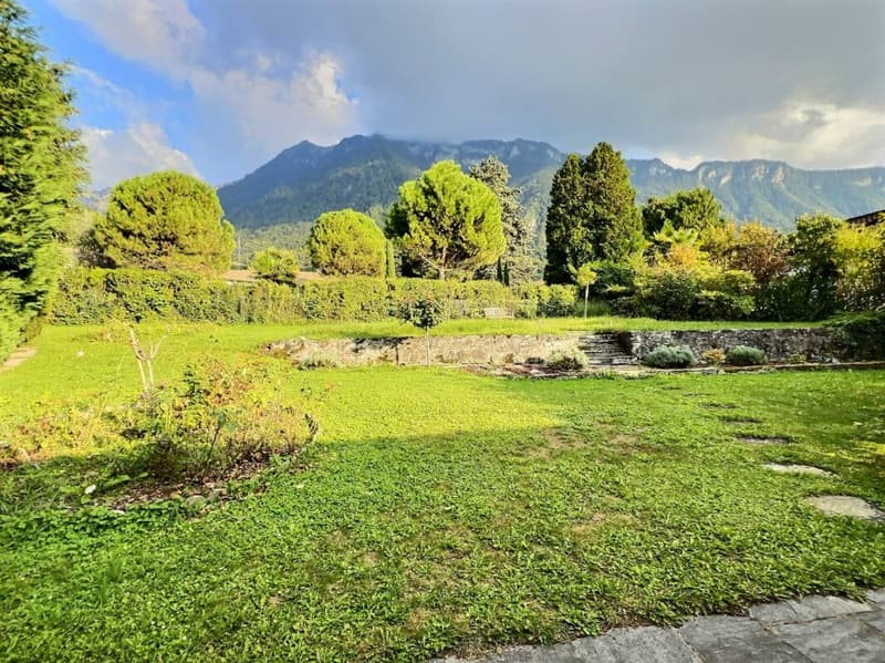 Elegante Villa in einem exklusiven Viertel, direkt am See (20)