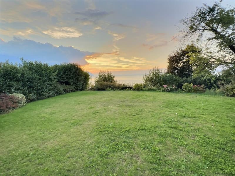 Elegante Villa in einem exklusiven Viertel, direkt am See (24)